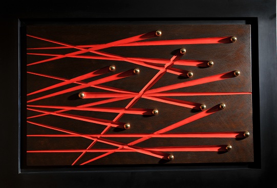 Pioggia di stelle in rosso, legno e bronzo, 2011, 130 x 90 cm