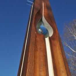 Particolare di Disgelo, legno e vetro, 2013, altezza 275 cm