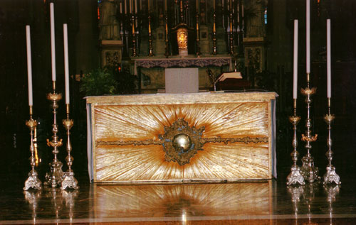 Particolare dell'altare, legno e bronzo