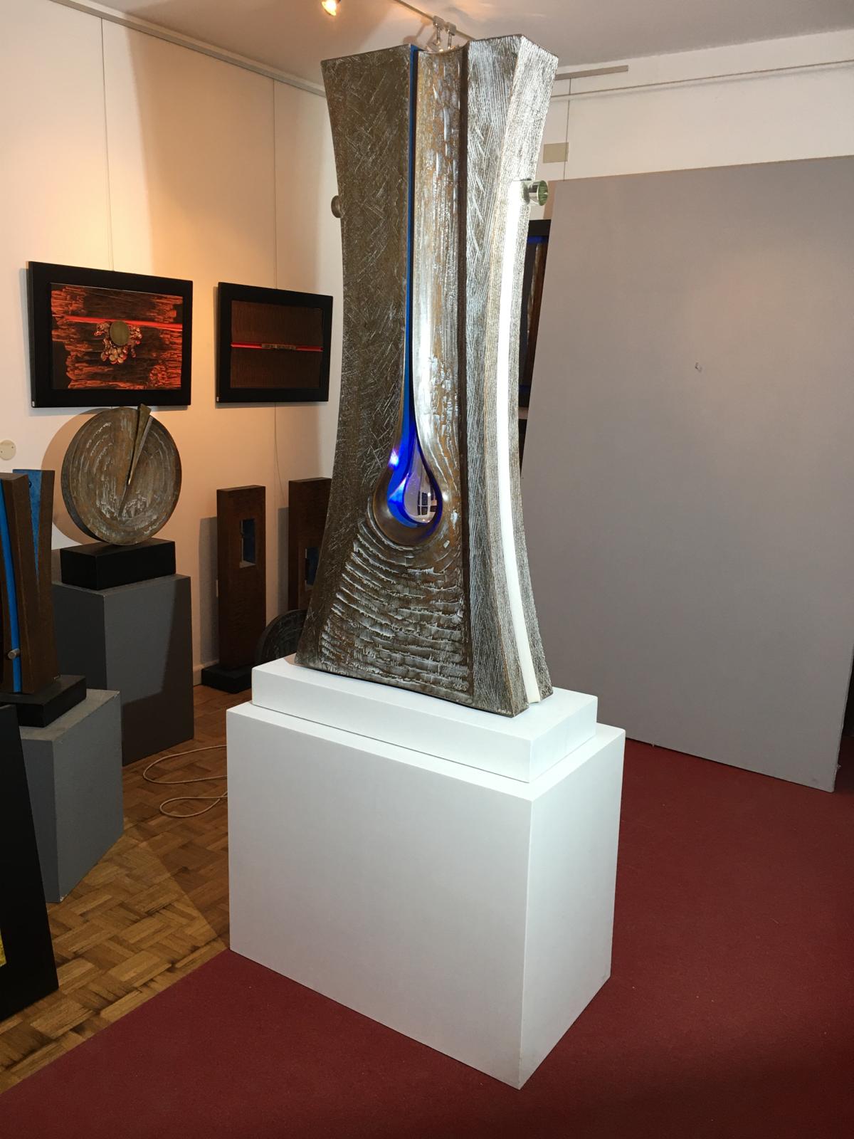 Essenza, legno scolpito con patinatura bianca e vetro di Murano. Misura totale con base cm 89x50xh223